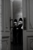 filles modèles en robes noires avec lampadaires éclairés photo
