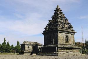 les touristes locaux visitent le complexe du temple d'arjuna sur le plateau de dieng. photo