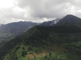 vue aérienne de la vallée de montagne avec un paysage verdoyant à sindoro vulcano photo