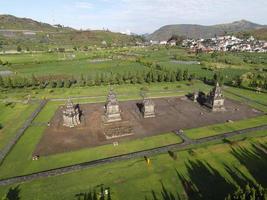 vue aérienne du complexe du temple d'arjuna sur le plateau de dieng, indonésie. photo