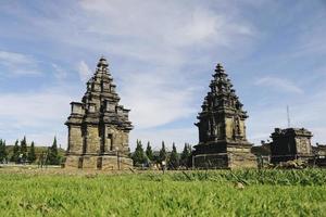 les touristes locaux visitent le complexe du temple d'arjuna sur le plateau de dieng. photo