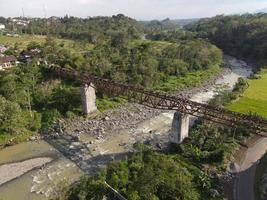 vue aérienne de l'ancien pont de voie ferrée à temanggung, indonésie. photo