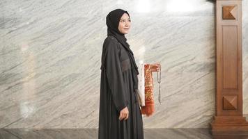 femme musulmane après le culte à la mosquée photo