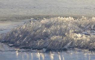 cristaux de glace se formant sur le lac photo