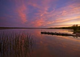 lever de soleil sur les lacs du nord du manitoba photo