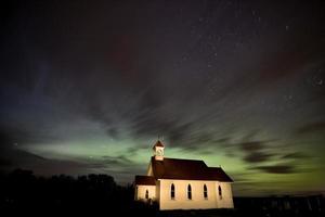 photographie de nuit d'église de campagne photo