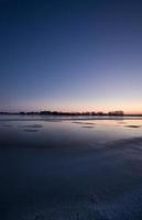 coucher de soleil sur un lac gelé photo