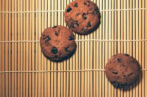 Biscuits aux pépites de chocolat sur fond de natte de bambou photo