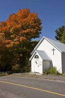 vieille église de campagne en automne photo