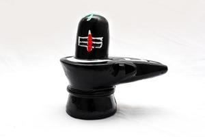 shiva linga sur fond blanc. photo