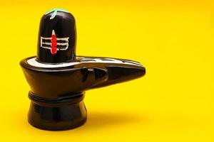 shiva linga sur fond jaune. photo