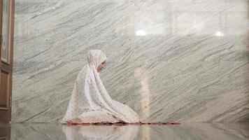 femmes musulmanes asiatiques priant à la mosquée photo