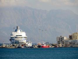 crète, grèce. 30 septembre 2014. vue sur le port et les navires d'agios nikolaos. photo
