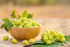 Groseille étoile verte fraîche - fruits thaïlandais tropicaux dans un bol sur fond de planche de bois photo