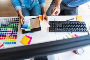 Profession de graphiste d'architecte créatif professionnel choisissant les échantillons de palette de couleurs pantone pour le projet sur l'ordinateur de bureau de bureau