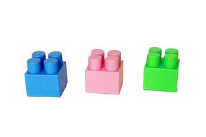 détails d'un constructeur en plastique pour enfants sur fond blanc. cubes colorés. bloquer. photo