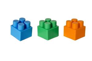 détails d'un constructeur en plastique pour enfants sur fond blanc. cubes colorés. bloquer. photo
