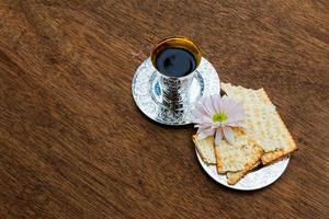 fond de pâque de vacances juives avec assiette de vin et de seder photo