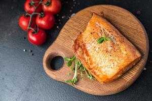 saumon frit poisson barbecue omble chevalier gril barbecue fruits de mer frais repas nourriture casse-croûte