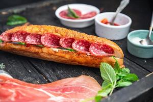 sandwich saucisse salami tranche restauration rapide repas frais nourriture casse-croûte photo