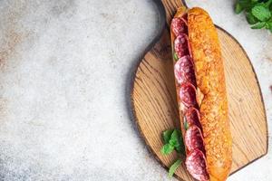 sandwich saucisse salami tranche restauration rapide repas frais nourriture casse-croûte photo