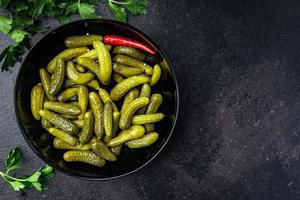 cornichons concombres salés légumes marinés dans un bol portion fraîche photo