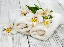 serviettes de spa et fleurs d'alstroemeria photo