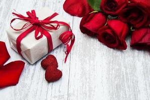 roses rouges et coffret cadeau photo