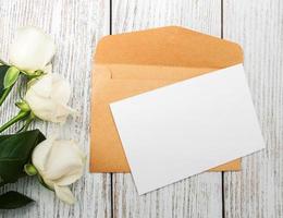 roses blanches et enveloppe photo
