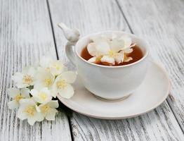 tasse de thé aux fleurs de jasmin photo
