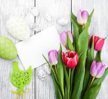 bouquet de tulipes et carte de voeux vierge de pâques photo