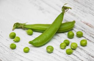 pois verts sur une table photo