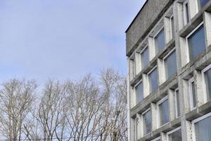 un vieux bâtiment en pierre avec de grandes fenêtres photo