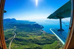 vue sur la forêt et les montagnes depuis l'avion photo