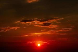 beau ciel rouge avec des nuages au coucher du soleil photo