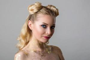 portrait d'une belle jeune femme avec maquillage professionnel beauté et mode, cosmétologie et spa photo