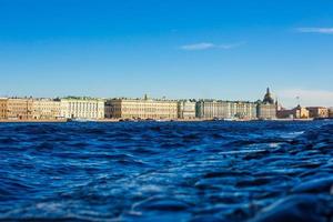 journée ensoleillée et ciel bleu et rivière. russie saint pétersbourg rivière neva photo