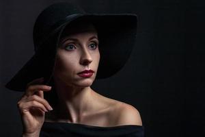 beau portrait d'une femme au chapeau noir photo