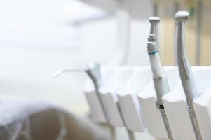 outils dentaires en gros plan dans une clinique dentaire, concept de soins de santé photo