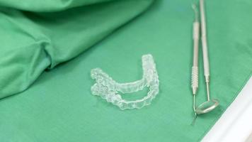 outils dentaires en gros plan dans une clinique dentaire avec invisalign , concept de soins de santé photo