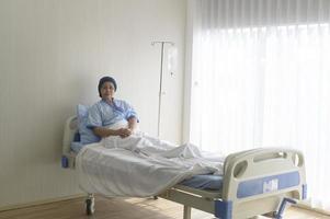 portrait d'une femme âgée atteinte d'un cancer portant un foulard sur la tête à l'hôpital, les soins de santé et le concept médical photo