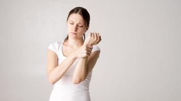 femme tient sa main - concept de douleur photo