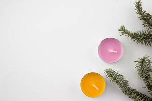 fond de noël avec des bougies et des branches sur blanc avec place pour le texte. photo