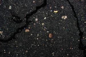 texture d'asphalte avec des pierres et des fissures photo