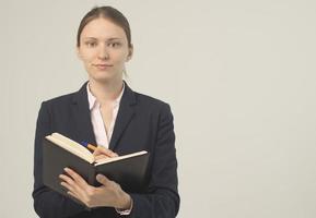 heureuse belle femme d'affaires avec presse-papiers photo