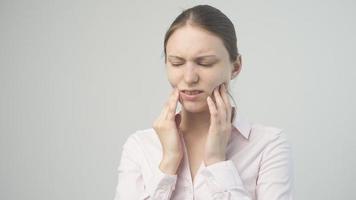 une femme fatiguée a mal aux dents photo