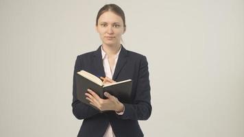 heureuse belle femme d'affaires avec presse-papiers photo