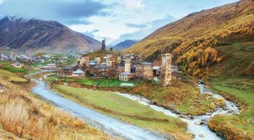 beauté fantastique de la ville entre les montagnes en géorgie europe photo