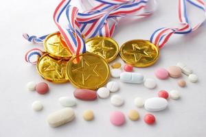 trophée de la première place et pilules médicales sur fond blanc photo