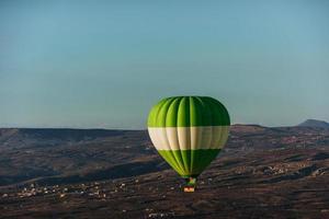 ballon à air chaud au-dessus de la haute montagne photo